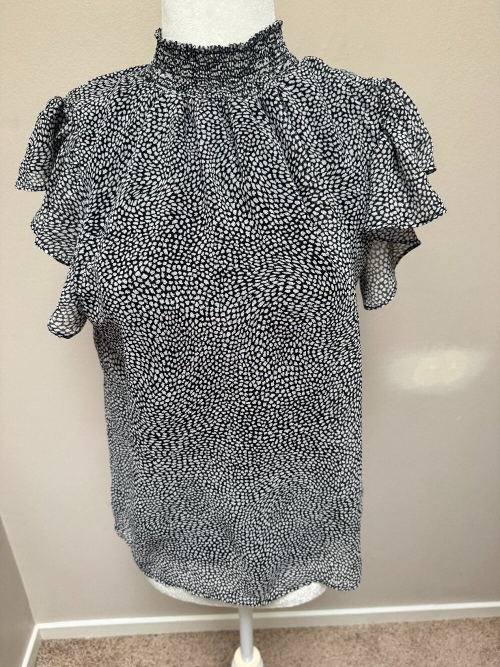Women's M Black + White Print Blouse Smocked Neck Flutter Sleeve Lined Work Top